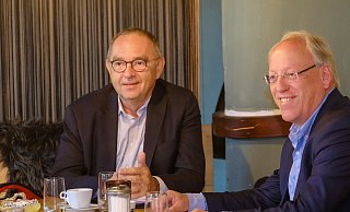 SPD-Chef Norbert Walter-Borjans (l.) machte auf seine Kommunalwahltour durch NRW auch in Bielefeld Halt, um Kandidat Pit Clausen zu unterstützen. - Andreas Zobe