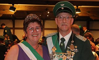 Walter und Olga Schulte sind das alte und das neue Kreiskönigspaar. - Klaus Frensing