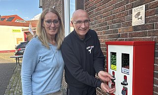 Claudia und Frank Unzicker sind seit kurzem stolze Besitzer eines Kaugummi-Automaten. Damit holen sie ein Stück Kindheit zurück in den Kreis Gütersloh zurück. - Tasja Klusmeyer Claudia und Frank Unzicker sind seit kurzem stolze Besitzer eines Kaugummi-Automaten. Damit holen sie ein Stück Kindheit zurück in den Kreis Gütersloh zurück. - Tasja Klusmeyer