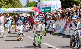 Kinder haben großen Spaß beim Laufradrennen der Initiative Kinder Joy of Moving bei der Lidl Deutschland Tour 2024 in Saarbrücken. - Daniel Löb