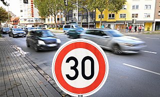 Die Auswirkung des Tempolimits auf die Schadstoffemission ist umstritten. Experten vermuten sogar eine Erhöhung bei gestörtem Verkehrsfluss. - Frank-Michael Kiel-Steinkamp