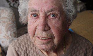 Zeitzeugin Irmgard Hübner fand eines der berühmten Flugblätter. Foto: Nicole Sielermann