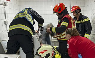 Das Kind wurde mit Hilfe einer hydraulischen Schere befreit. - Unbekannt/FFMOEDLING.AT/APA/dpa