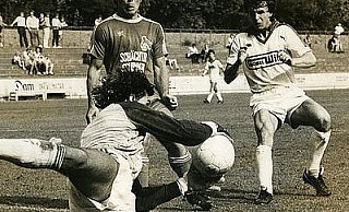 Der Torwart der Amateure des 1. FC Köln packt im Franz-Kremer-Stadion beim Pokalfight zu. Klaus Wunder (r.), Stürmer des FC Gohfeld, kommt in dieser Szene einen Schritt zu spät.