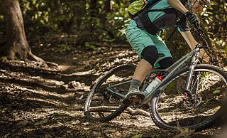 Mountainbiker lieben vor allem Gefällestrecken im Wald. Die können aber gefährlich sein. - imago images/Westend61
