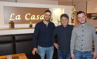 Daliele Gallucci und Giuseppe Vottari (außen) sind die neuen Herren im La Casa. Alt-Chef Donato Mancusi (Mitte) will sie zunächst noch unterstützen. - Alexander Graßhoff
