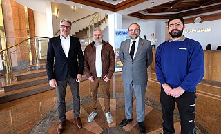 Das Gütersloher Unternehmen Wemas hat 15.000 für den türkischen Katastrophenschutz gespendet: Geschäftsführer Dirk Gößling (von links), der 1. Betriebsratsvorsitzender Murat Kundakci, Geschäftstführer Marco Linkenheil und der 2. Betriebsratsvorsitzende Edip Fidan sind froh, so Hilfe für die Erdbebenopfer leisten zu können.Türkei-Erdbeben: Zwei Beispiele für Anteilnahme und Hilfe aus dem Kreis GüterslohGriechische Gemeinde ruft zum Spenden auf, Fa. Wemas spendet 5.000 Euro, weil sie viele türkischstämmige Mitarbeiter hat und sich solidarisch zeigt. - Andreas Frücht