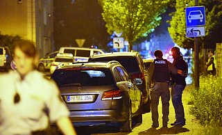 SEK-Beamte machen sich an der Ernst-Rein-Straße bereit für die bevorstehende Festnahme des Bewaffneten. - Barbara Franke