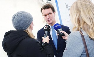 Gefragter Interviewpartner: NRW-Verkehrsminister Hendrik Wüst gab in Borgholzhausen den letzten OWL-Abschnitt der A 33 für den Verkehr frei. - Sarah Jonek