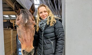 Die Vorsitzende Melanie Schneider mit der 29-jährigen Chanell, dem ältesten Tier auf dem 4-Hufe-Hof. Aus ihrer Box kann sie immer ins Freie laufen, wenn sie möchte. - Burkhard Battran