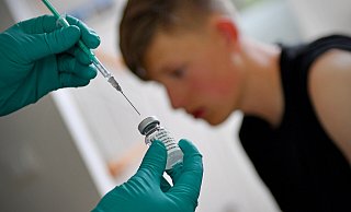 Off-Label-Impfung: Rechtlich dürfen Ärzte Medikamente vor ihrer Zulassung einsetzen. Ethisch ist das fragwürdig. - picture alliance / SvenSimon | Frank Hoermann/SVEN SIMON