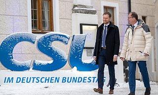 Sachsens Ministerpräsident Michael Kretschmer und CSU-Landesgruppenchef Alexander Dobrindt (r) zum Abschluss der CSU-Winterklausur im Kloster Seeon. - Peter Kneffel/dpa