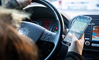 Schon ein kurzer Blick aufs Smartphone kann schwerwiegende Folgen haben. Bei einer Geschwindigkeit von 50 Stundenkilometern fährt ein Autofahrer innerhalb einer Sekunde 14 Meter im Blindflug. - picture alliance / Klose