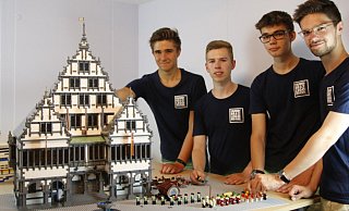 Beeindruckend: (v.l.) Luca Olszewski (17), Sebastian Brumby (18), Moritz Lütke Westhues (16) und Ben Pleininger (17) zeigen stolz ihr knapp ein Meter hohes Lego-Modell des Paderborner Rathauses. - Nathalie Voigt