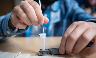 Seit dem Ende der Osterferien gilt auch an den Paderborner Schulen eine Testpflicht. - picture alliance/dpa