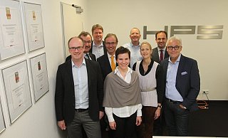 Erfolgreich: Die Gesellschafterinnen und Gesellschafter von HPS mit Achim Landt (v. l.), Jürgen Haubrock, Dirk Pönnighaus, Martin Schrahe, Cornelia Bensmann, Dirk Stakelbeck, Heike Niemann, Sebastian Birke und Bernd Kristen. - Peter Steinert