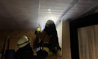 Um an den Brandherd zu kommen, musste die Feuerwehr die Vertäfelung in einer Gartenhütte entfernen. - FFW Höxter