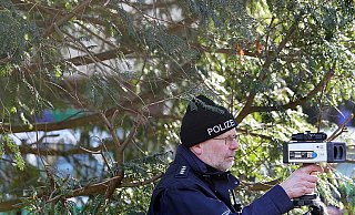 Polizist Ulrich Hovemeyer mit Lasermessgerät in Espelkamp. - ARCHIVFOTO: TYLER LARKIN