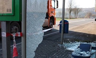 Die Glasscheiben sind in tausend Stücke zersprungen und liegen im Inneren. - Torsten Wegener