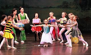Beim Konzert des Polizeichores tanzt die Ballettschule Detmold das Märchen von Kornei Tschukowski.