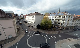 Der Blick vom Kreisel an der Kasseler Straße zeigt eine Fußgängerzone ohne viele Fußgänger, dafür aber mit Bus und Auto. - Marc Köppelmann (Archivfoto)
