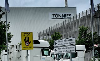Werkverträge im Kernbereich der Fleischindustrie, zu denen die Schinkenzerlegung im Fleischwerk Tönnies gehört, sind seit 1. Januar 2020 verboten. - Andreas Frücht