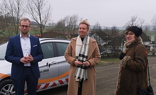 Verkehrsministerin Ina Brandes (Mitte) und Barntrups Bürgermeister Borris Ortmeier (links) machen sich zusammen mit Dr. Petra Beckefeld, Technischer Direktorin im Landesbetrieb Straßenbau, ein Bild vom Baufortschritt der Umgehungsstraße. - Sylvia Frevert Verkehrsministerin Ina Brandes (Mitte) und Barntrups Bürgermeister Borris Ortmeier (links) machen sich zusammen mit Dr. Petra Beckefeld, Technischer Direktorin im Landesbetrieb Straßenbau, ein Bild vom Baufortschritt der Umgehungsstraße. - Sylvia Frevert
