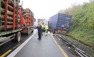 Für die Bergung des Lkw musste die Fahrbahn für mindestens eine Stunde voll gesperrt werden. - Charlotte Mahncke