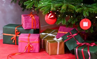 Gehören irgendwie dazu: Geschenke unter dem Weihnachtsbaum. Aber muss der Inhalt immer zwingend neu sein? - Jens Kalaene/dpa-Zentralbild/dpa-tmn