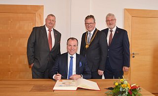 Da war die Welt noch in Ordnung: Kurz vor seinem Festvortrag durfte sich Clemens Tönnies in das Goldenen Buch der Stadt Paderborn eintragen. - Stadt Paderborn