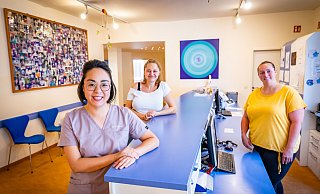 Kinderärztin Lilian Theiler (l.) hat die Praxis Wozniak in der Bielefelder Altstadt übernommen. Zum Team gehören unter anderem Andrea Wozniak (Mitte) und Monique Hentschel (r.). Eine weitere Medizinische Fachangestellte (MFA) wird noch gesucht. - Sarah Jonek Kinderärztin Lilian Theiler (l.) hat die Praxis Wozniak in der Bielefelder Altstadt übernommen. Zum Team gehören unter anderem Andrea Wozniak (Mitte) und Monique Hentschel (r.). Eine weitere Medizinische Fachangestellte (MFA) wird noch gesucht. - Sarah Jonek