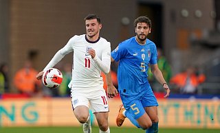 Englands Mason Mount (l) im Laufduell mit Italiens Manuel Locatelli. - Foto: Zac Goodwin/PA Wire/dpa