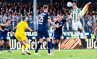 Hier köpft Preußen-Akteur Joshua Mees (r.) im Hinspiel gegen Paderborn zur 1:0-Führung ein. Es ist das erste von drei Münsteraner Kopfballtoren. - Imago Images