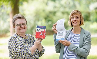 Liebevolle Handarbeit: Stadtarchivarin Christel Droste (li.) hat die Geschichten zum Stadtjubiläum 2025 recherchiert und niedergeschrieben, Designerin Merle Papenfuß hat den Tageskalender gestalterisch umgesetzt. Foto: Oliver Krato / Stadt Lübbecke - Oliver Krato