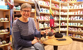 Martina Knaps von der "Sockenmanufaktur" ist Expertin in Sachen Stricken und Häkeln. Hier arbeitet sie gerade an Handstulpen mit Paillettengarn. - Shannon-Lee Bendig