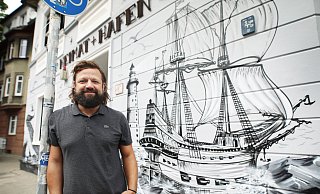 Neben der Party des Stereos in Berlin sorgt eine Feier an der Spree bei Arminia-Fans für Vorfreude: Walent Cerkes bringt seine Kiezkneipe „Heimat+Hafen“ am 23. Mai nach Berlin. - Sarah Jonek