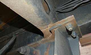 Die Risse am Rahmen des Aufliegers sind selbst für einen Laien gut sichtbar – und brandgefährlich. - Autobahnpolizei