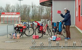 Auch Weihnachtsgeschenke können mit dem Rad gekauft werden. - © Gernot Liebau 2020