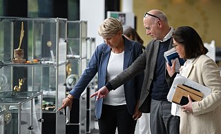 Bernd Neuendorf, DFB-Präsident (m.) fordert eine schnelle Einigung im Streit um die Fernsehlizenzen. - Arne Dedert/dpa
