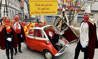 Die Isetta seines Kaunitzer Schwagers steuert Eintracht-Vorsitzender Peter Josephs. Während Beifahrer Lars Rodewald das Motto Schild festhält flankieren Prinz Christian I. (Hartmann, r.) und das Kranzkönigspaar Mareike und Carsten Strunz das Auto. - Jens Reddeker