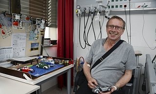 Chick lackiert: Auf den grauen Audi, den Wilhelm Lohmeier als ersten Wagen im Krankenzimmer gebastelt hat, ist er wegen der fehlerfreien grauen Lackierung besonders stolz. - Herz- und Diabeteszentrum Nordrhein-Westfalen