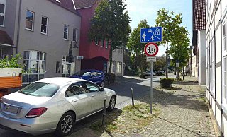 Im Bereich des Ortskerns von Schloß Neuhaus ist die Straße verkehrsberuhigt, die Zählungen zufolge immer noch von rund 1.200 Autos täglich passiert wird. - Hans-Hermann Igges