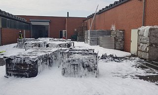 In einem Industriebetrieb: Die Feuerwehr löschte die Glutnester mit Löschschaum. - Andreas Eickhoff