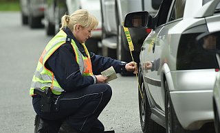 Carfreitag 2017: An der Kontrollstelle der Polizei auf der L776 nahe des Flughafens vermisst eine Polizistin ein tiefergelegtes Fahrzeug. - Marc Köppelmann