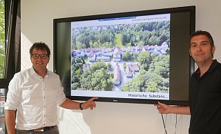 Die Architekten Peter Bee (l.) und André Reckeweg von Plan Bee Architekten aus Schloß Neuhaus sehen in dem alten Klinikgebäude reichlich Potenzial. - Klaus Karenfeld