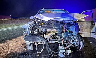 Auf der A33 kam es in der Nacht zu Samstag zu einem Alleinunfall. Der Fahrer eines Firmenfahrzeugs aus Bayern verlor die Kontrolle über sein Auto und krachte in die Leitplanke. - Feuerwehr Steinhagen