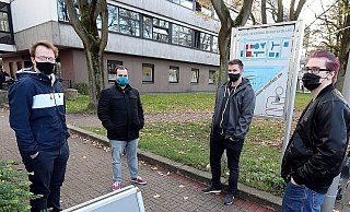So wie auf diesem nachgestellten Bild standen die Schüler auf dem Schulgelände vor Unterrichtsbeginn, bevor sie vom Ordnungsamt verwarnt wurden. - Wolfgang Rudolf
