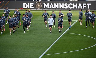 Die Nationalmannschaft bei ihrem Abschlusstraining vor dem WM-Qualifikationsspiel gegen Island. - picture alliance/dpa
