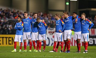 Betretene Mienen: Holstein Kiel ist aus dem DFB-Pokal ausgeschieden. Arminia Bielefeld ist der nächste Gegner des KSV und hat ihn in Verl analysiert. - picture alliance