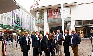 Auf Stadtrundgang: (v.l.) Christoph Rüther, Michael Dreier, Regine Tönsing, Ferdinand Klingenthal, Petra Pigerl Radtke, Heiko Appelbaum, Uwe Seibel, Jürgen Behlke und Johannes Beverungen. - IHK